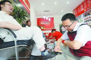 擦鞋店擦鞋视频,跟随视频学习专业擦鞋技巧